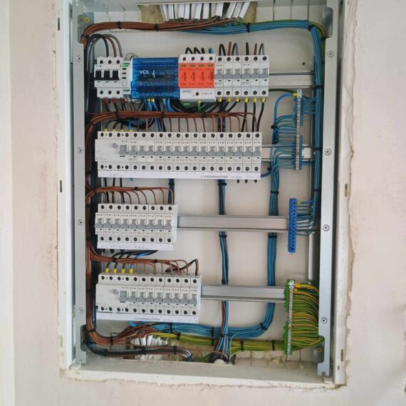 Praca przy instalacji elektrycznej — REN-EL