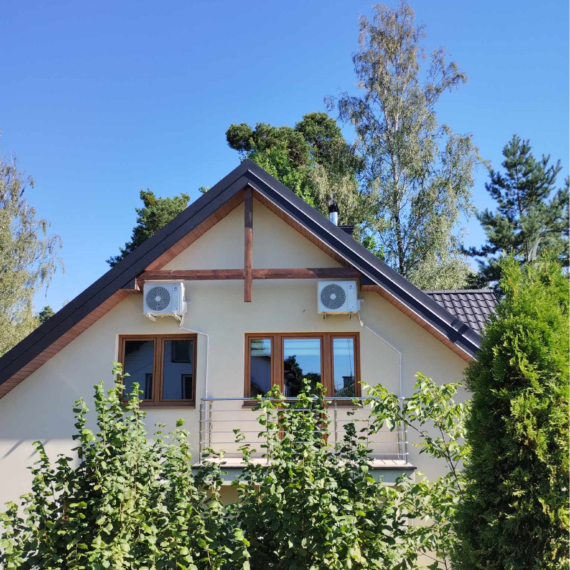 Dwie klimatyzacje na budynku